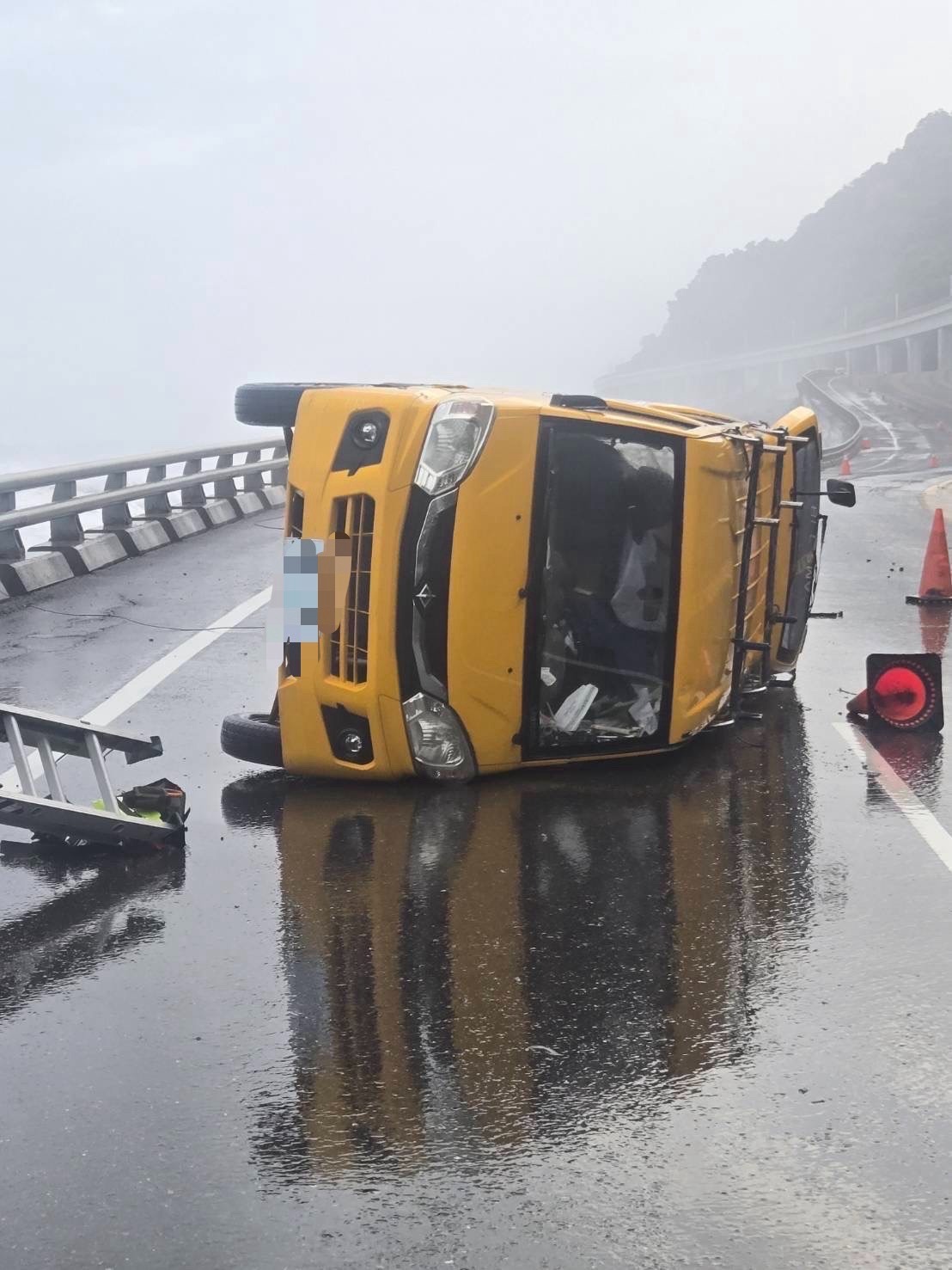 臺9線402公里處工程車疑遭巨浪衝擊翻覆
