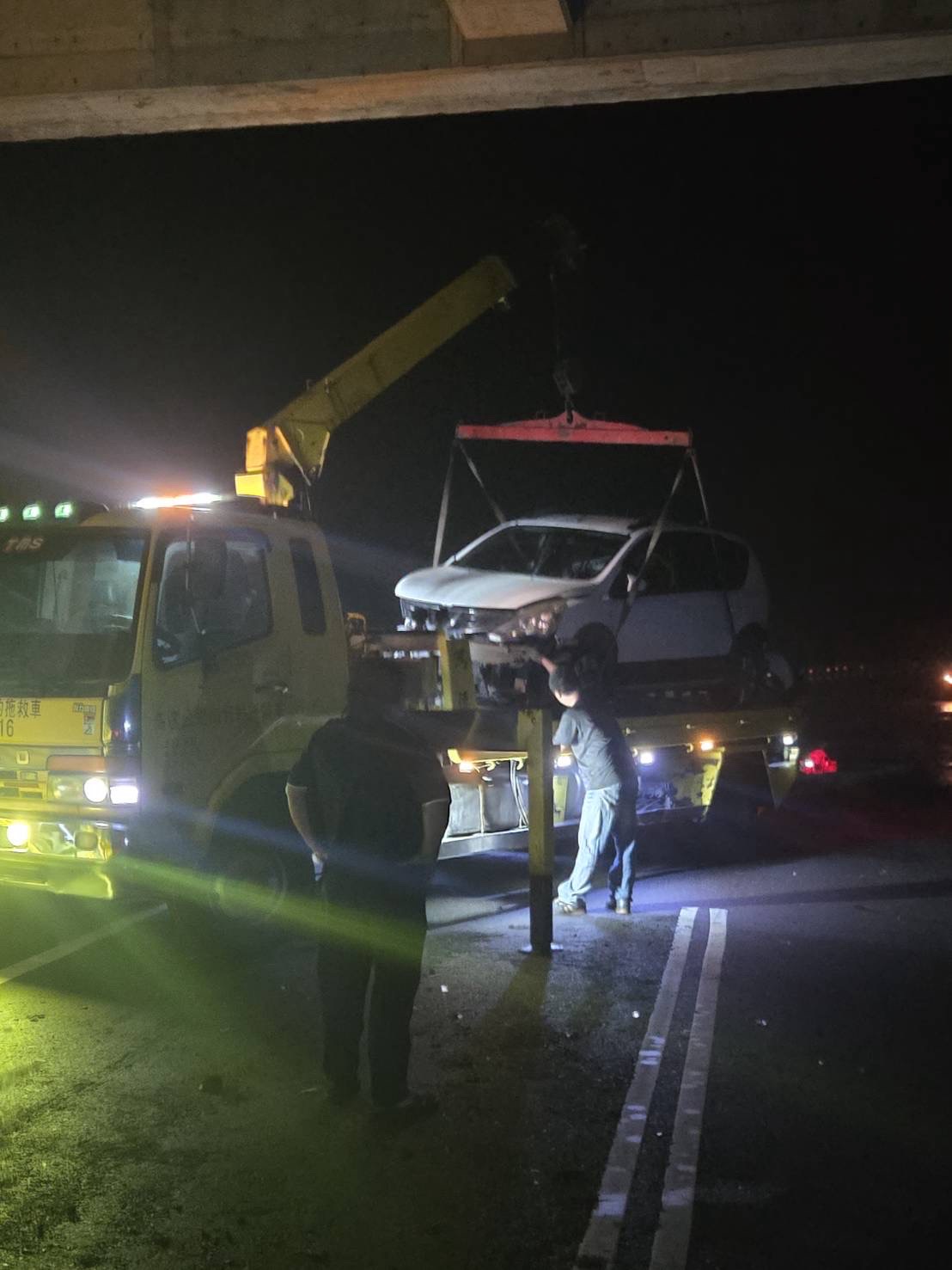 事故車輛吊上拖吊車
