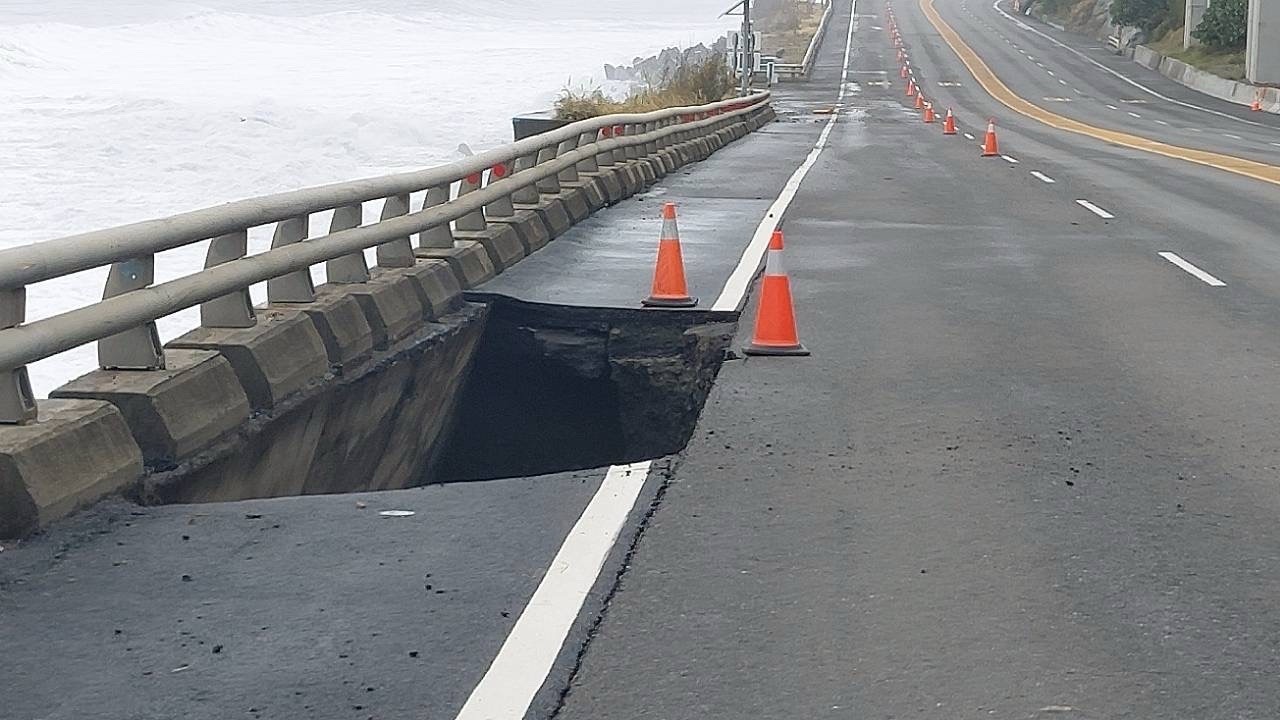 台9線402.1公里北上外側車道路基遭巨浪掏空塌陷