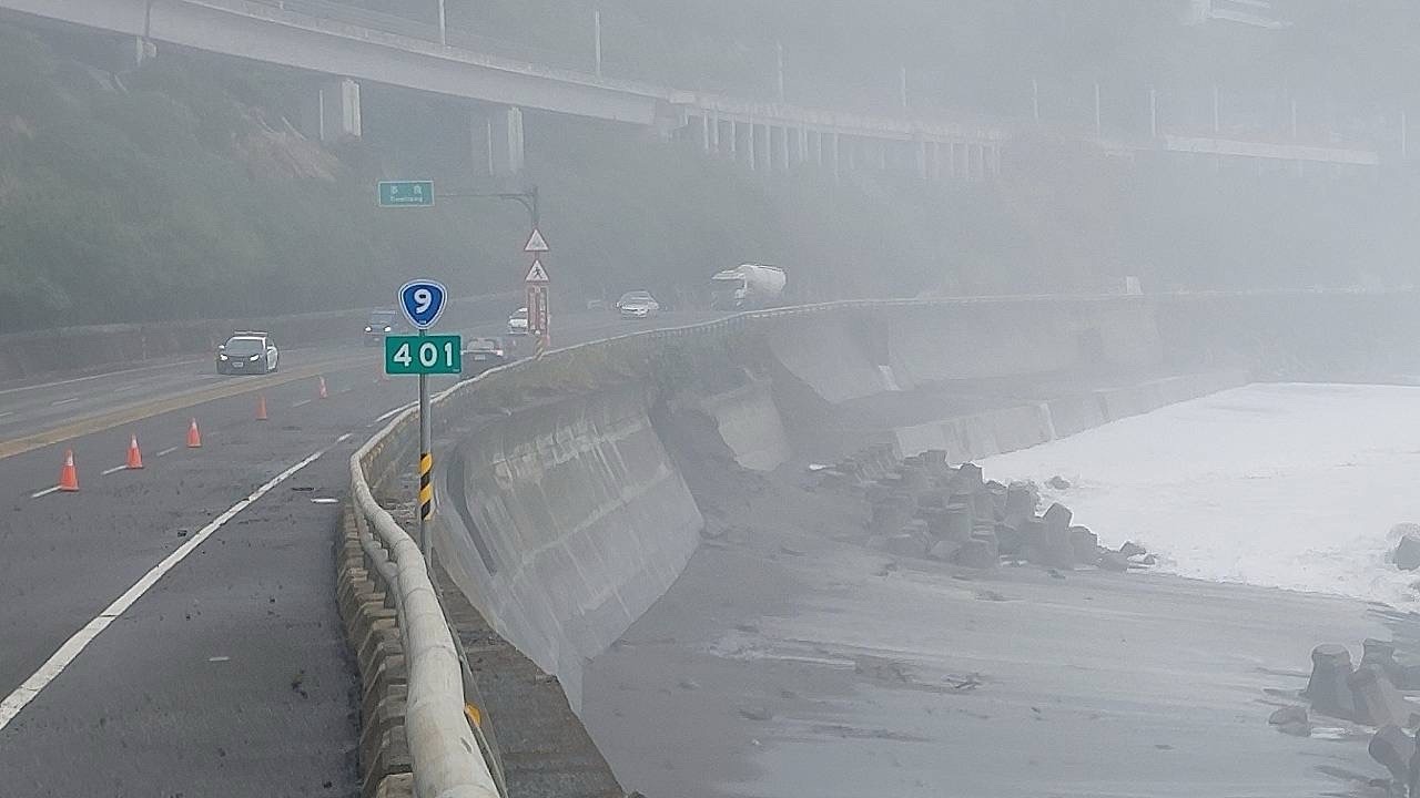 台9線401公里周邊沿海擋土牆受浪侵襲
