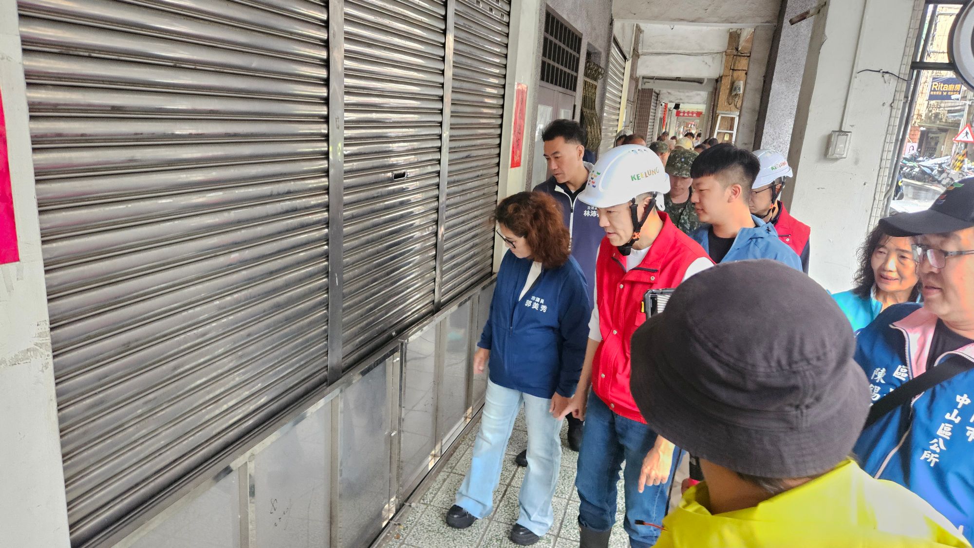 市長謝國樑與立委林沛祥、市議員郭美秀察看店家防水閘門