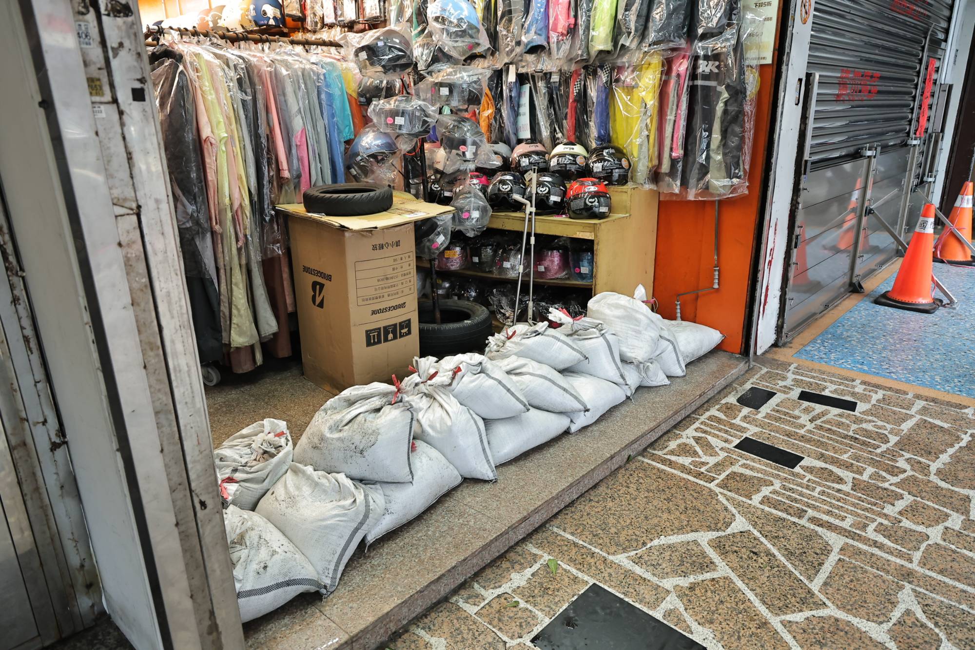 店家門口堆放沙包防範淹水