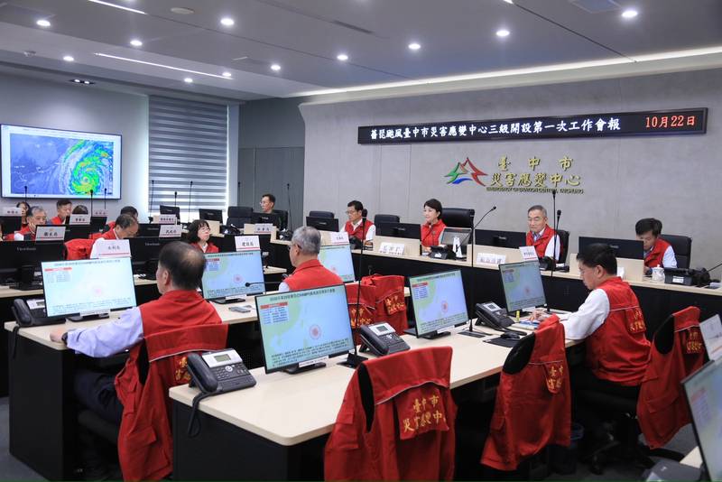 薔琵颱風逼近!中市災害應變中心三級開設 盧秀燕:最高標準防颱