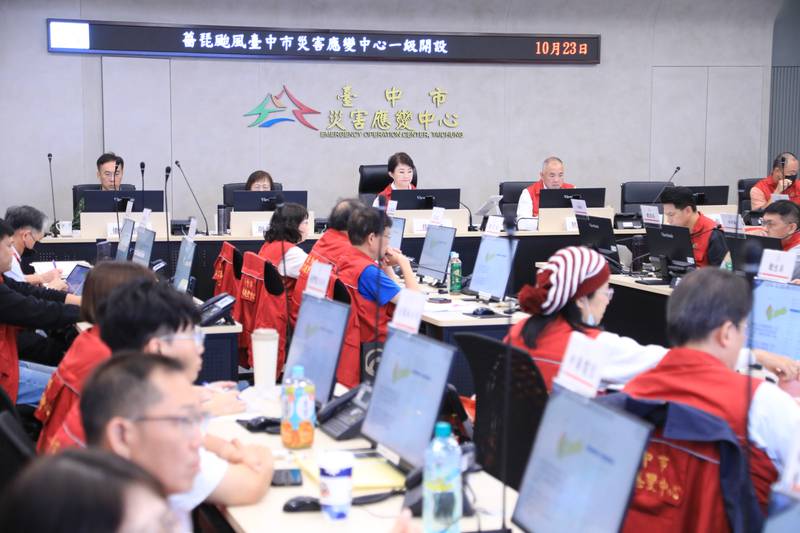 薔琵颱風逼近!中市災害應變中心一級開設 盧市長籲非必要勿外出、嚴查AI假訊息