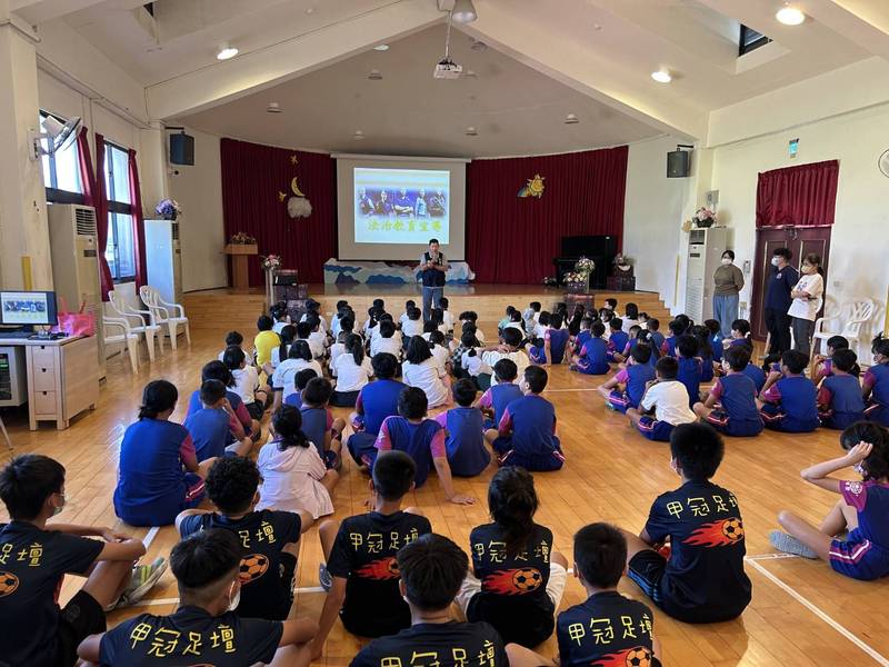 警學聯手築防護網！臺東少年警前進豐田國小 宣導反霸凌、防詐及反毒