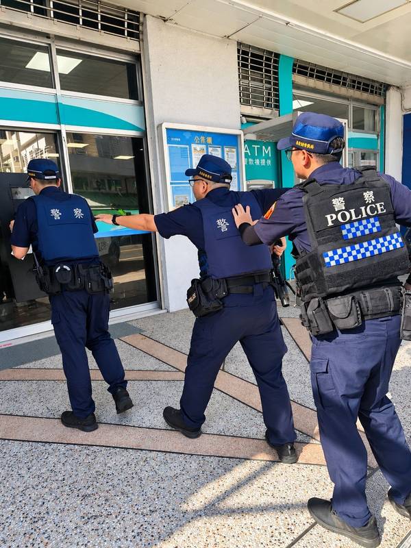模擬歹徒闖農會行搶!新豐警實境防搶演練 強化金融安全防護