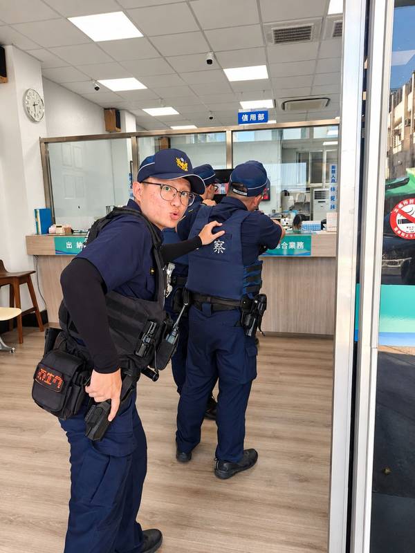 模擬歹徒闖農會行搶!新豐警實境防搶演練 強化金融安全防護