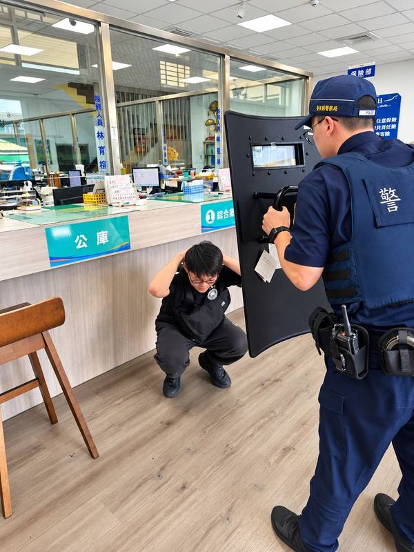 模擬歹徒闖農會行搶!新豐警實境防搶演練 強化金融安全防護