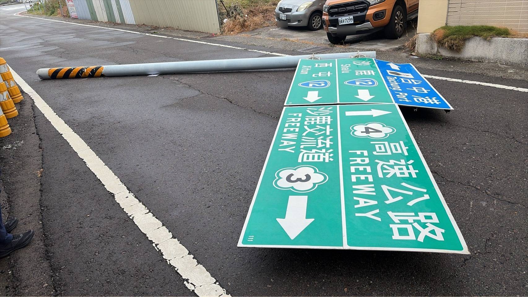 梧棲區中華路一段路標指示桿及指示牌倒落路面