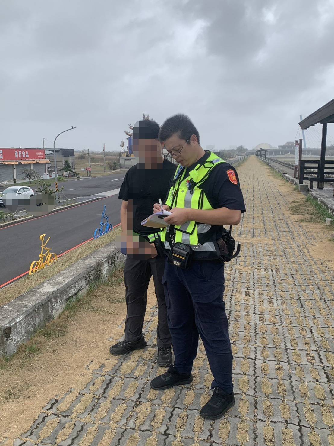 清水警分局員警於高美濕地勸導逗留民眾