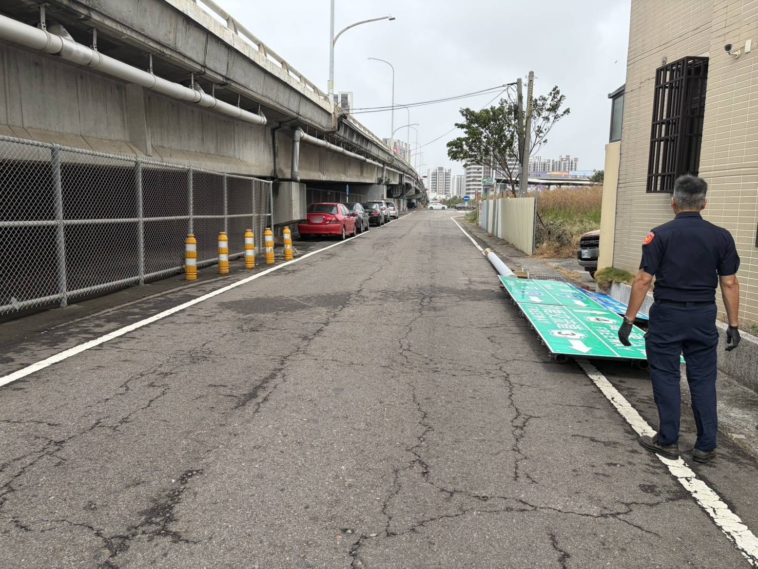 安寧派出所員警於現場處理倒落路標