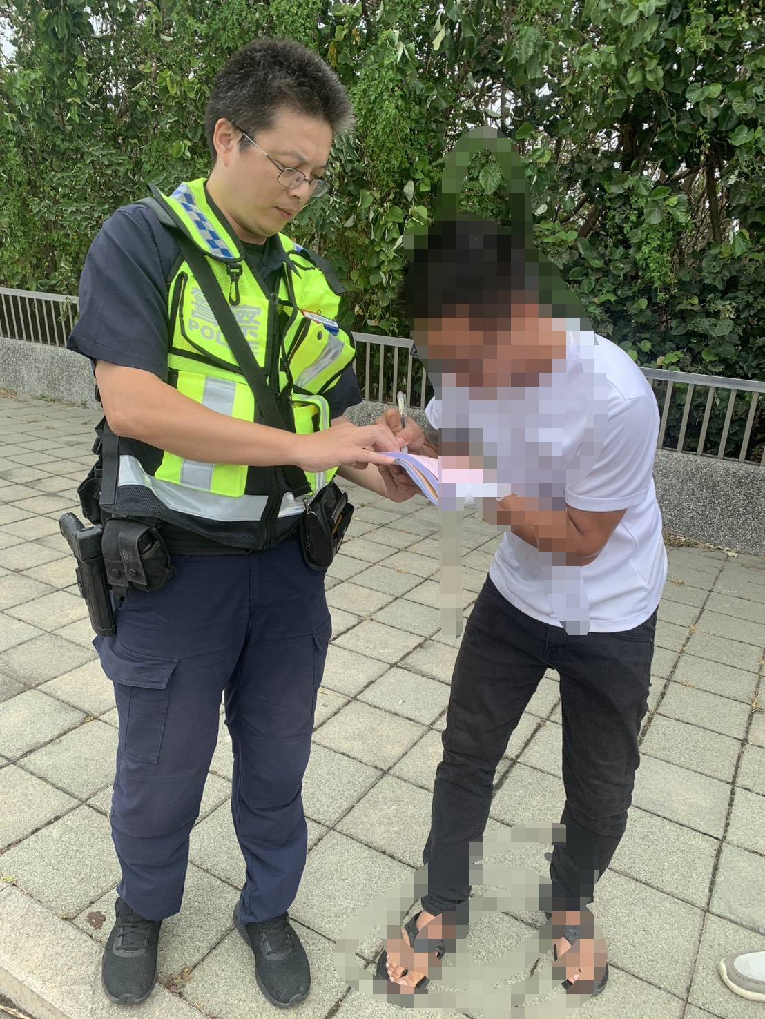 員警對不顧封閉觀浪民眾開立勸導單