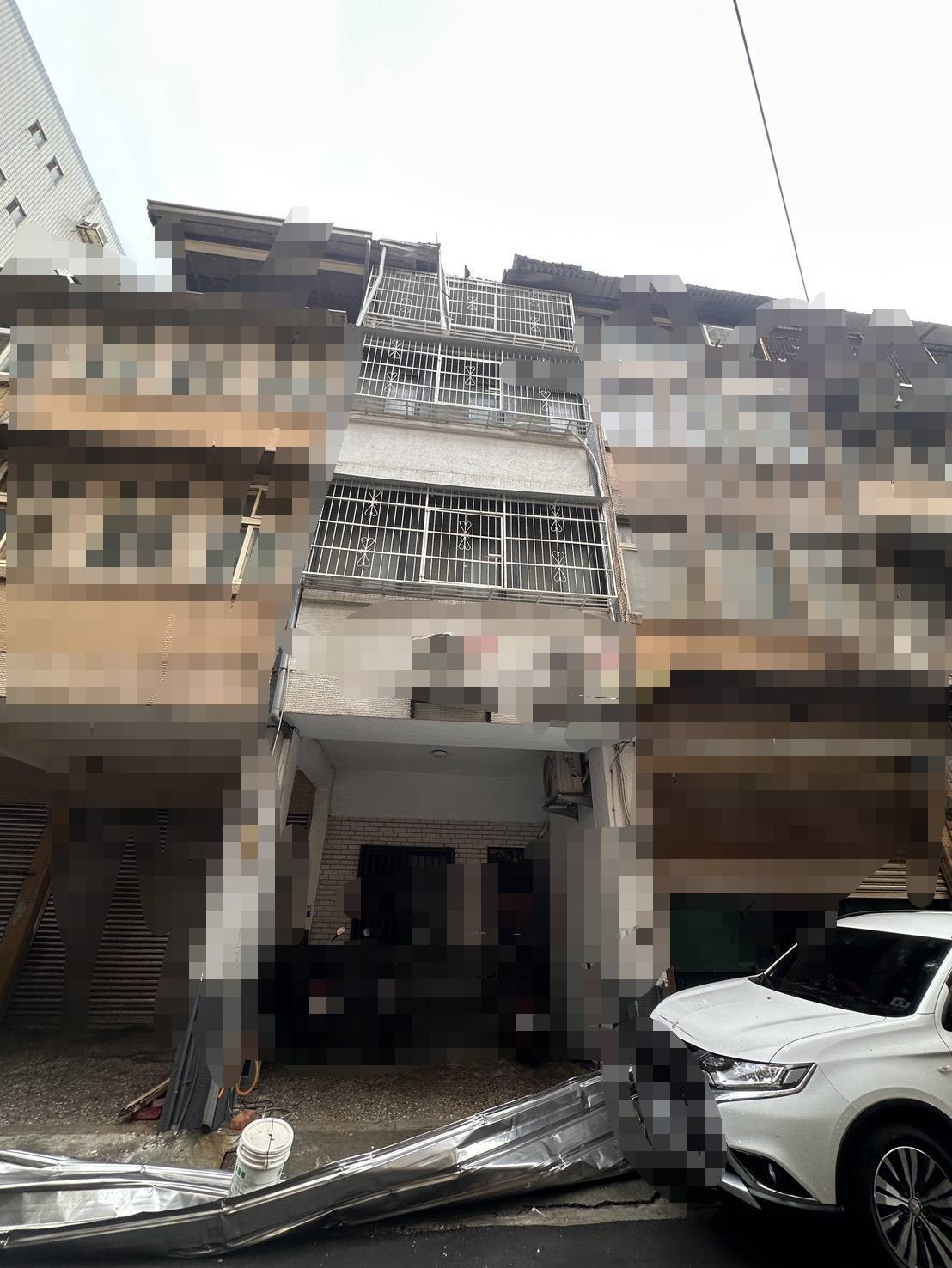 梧棲區民宅頂樓鐵皮遭強風吹落垂掛至隔壁住戶