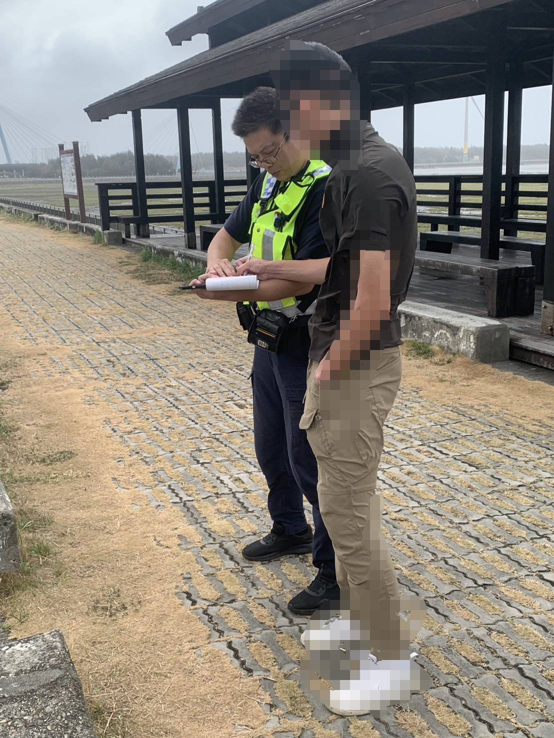 員警於高美濕地木棧道入口附近勸導民眾離開