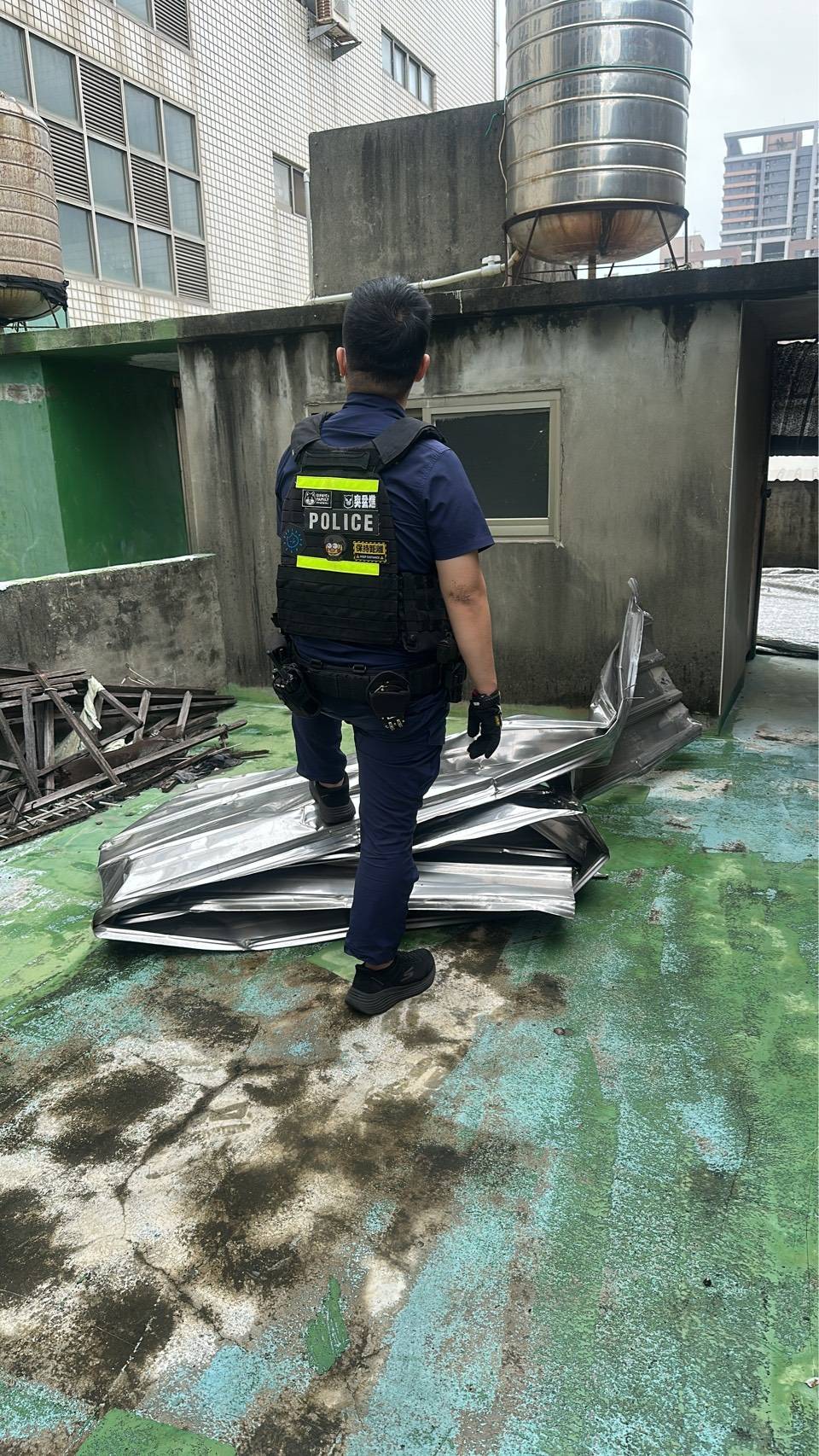 員警將鐵皮移置頂樓安全處