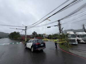 薔琵颱風來襲電線垂落 百福警即時疏處維護交通安全 41 %E4%B8%80 102