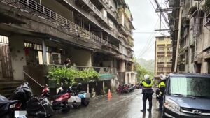 颱風強襲吹落窗戶砸至路面 基一分局即時處置排除危險 11 MEITU 20261024 112823691
