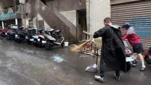颱風強襲吹落窗戶砸至路面 基一分局即時處置排除危險 12 MEITU 20261024 112907927