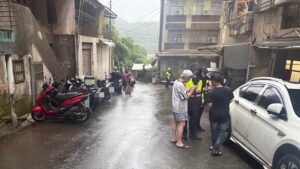 颱風強襲吹落窗戶砸至路面 基一分局即時處置排除危險 14 MEITU 20261024 112940931