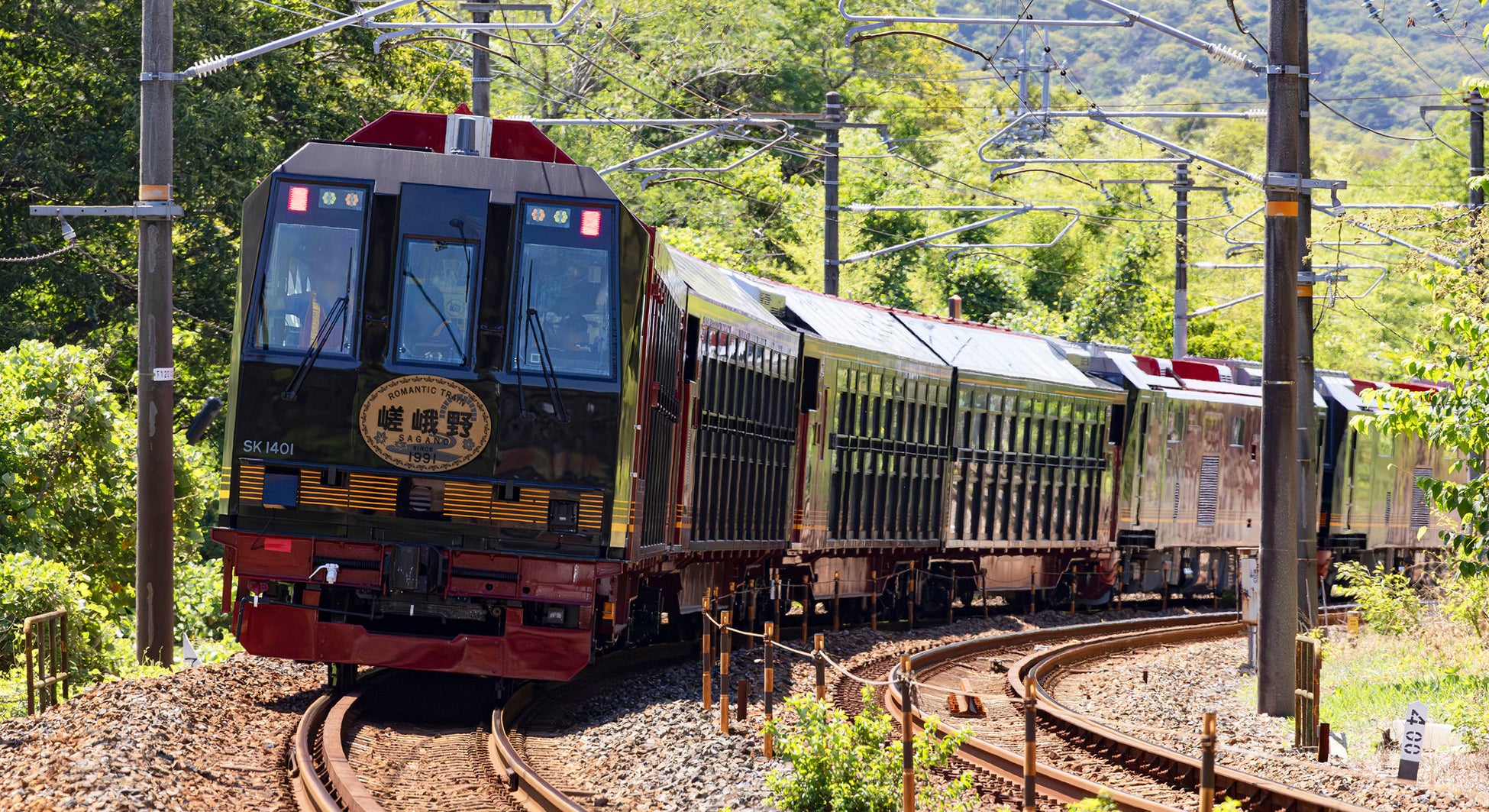 京都嵯峨野小火車新車2027年春登場 黑色車身、大天窗與榻榻米特等車廂「嵐峽」