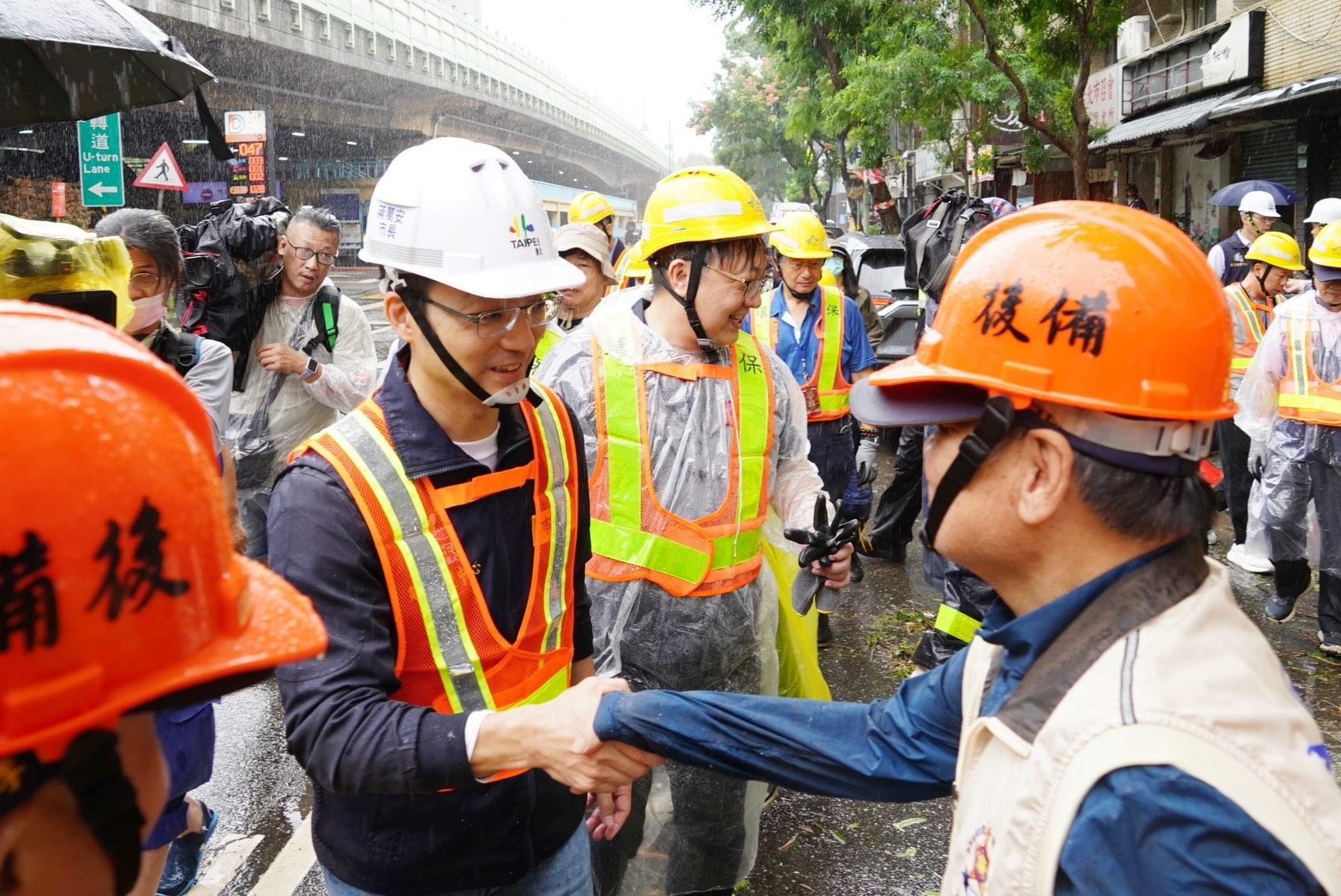 蔣萬安視察災後復原進度 慰勞第一線執勤同仁 結合公私量能加速市容恢復