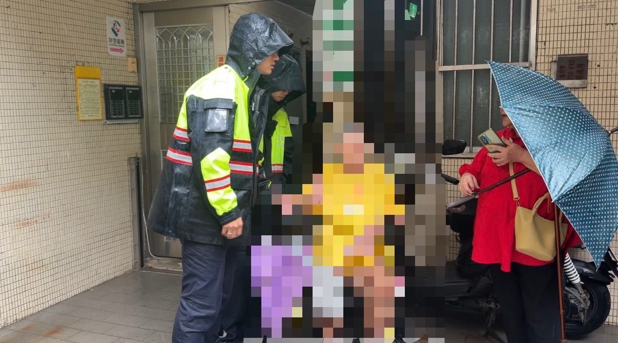 風雨中暖心伸援!內湖警助80歲婦人送醫