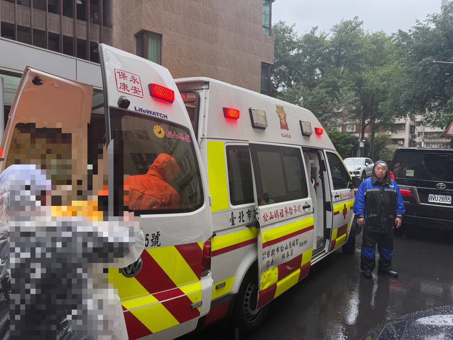 風雨中暖心伸援!內湖警助80歲婦人送醫