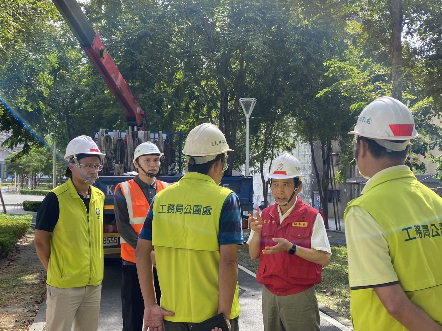 防颱超前部署!林欽榮副市長視察鳳山綠園道路樹加固作業 強化城市防颱韌性