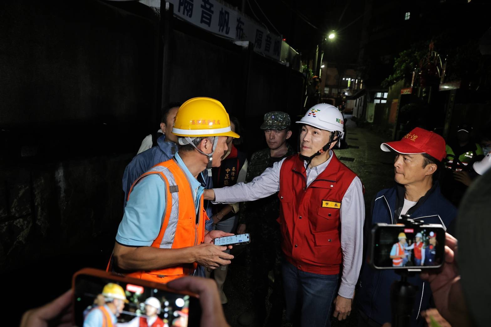 謝國樑拍肩叮囑台電人員搶修務必注意自身安全
