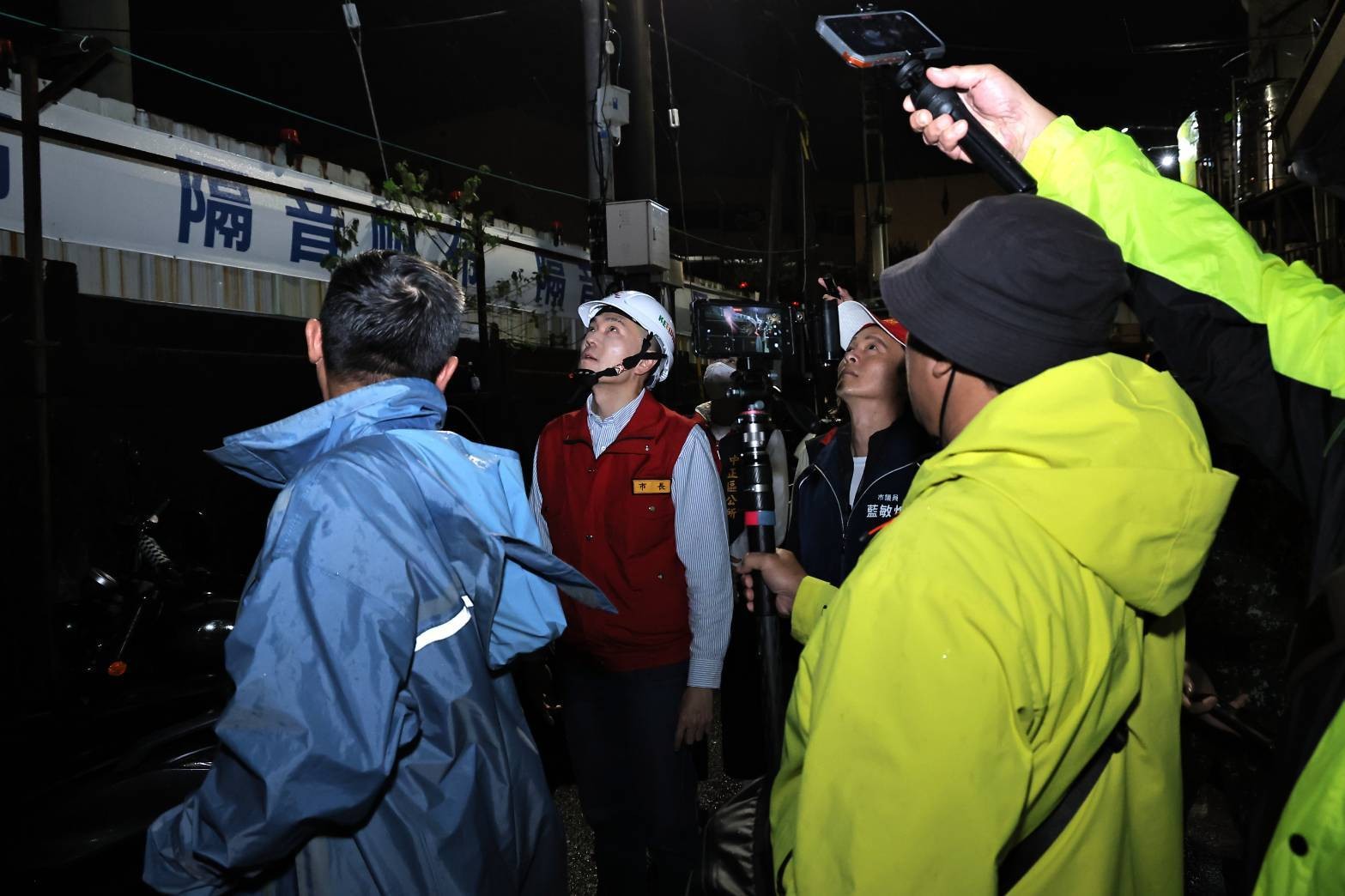 謝國樑查看停電區域線路狀況