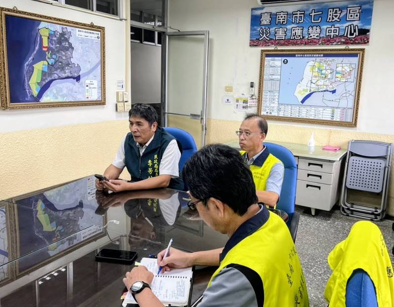 薔琵颱風逼近!黃偉哲市長主持第二次工作會報 民政局長李芳林督導強風警戒區防颱整備