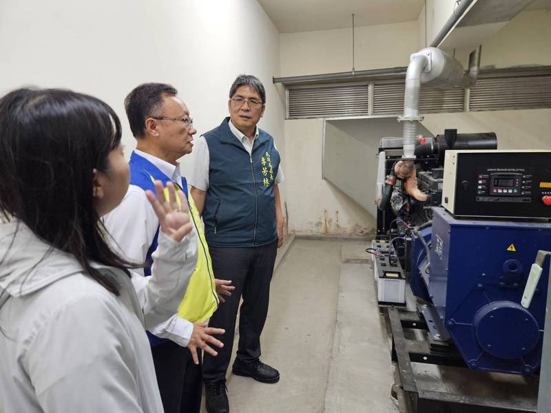 薔琵颱風逼近!黃偉哲市長主持第二次工作會報 民政局長李芳林督導強風警戒區防颱整備