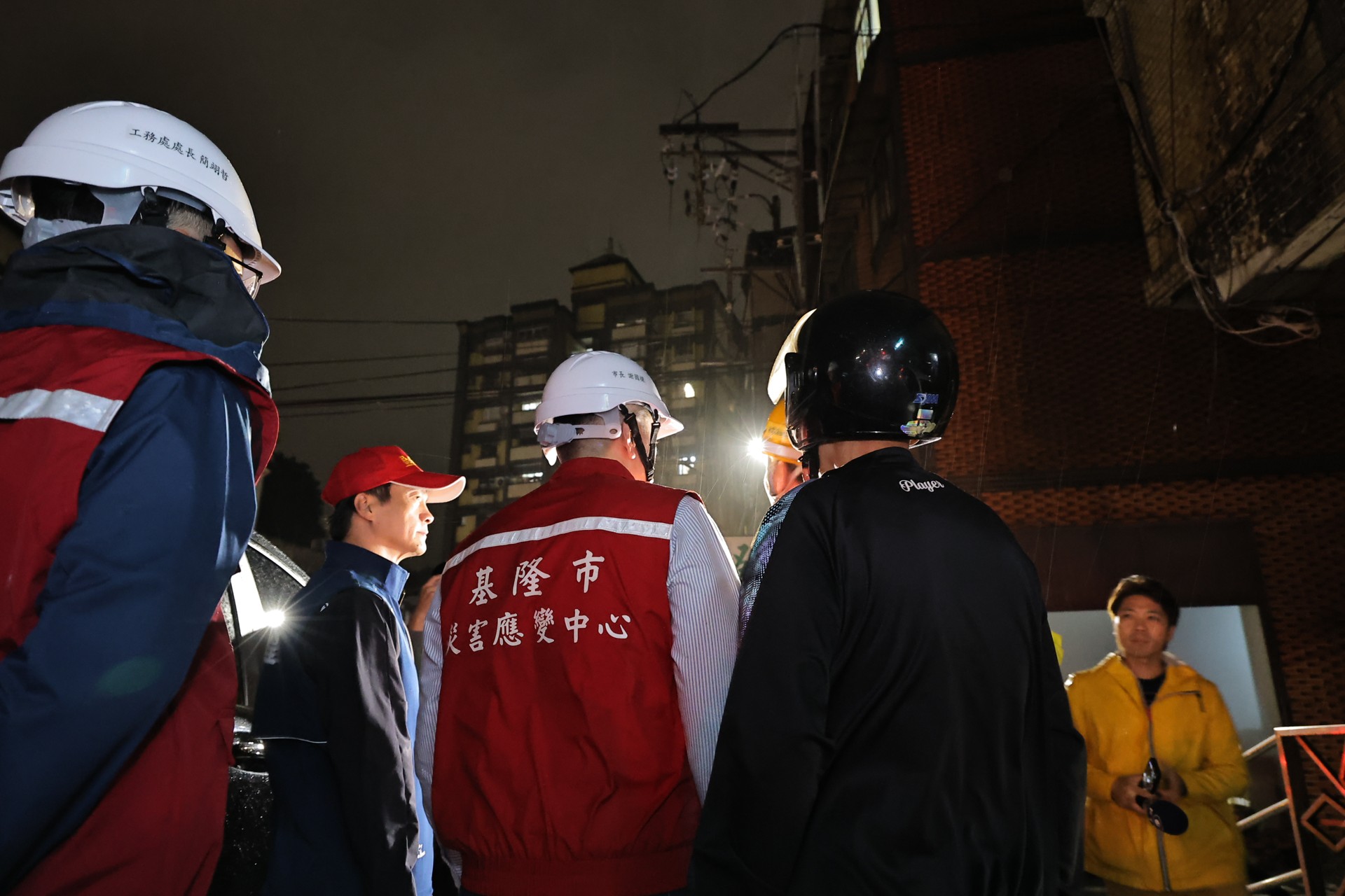 基隆市災害應變中心一級開設,市長率隊巡視災情