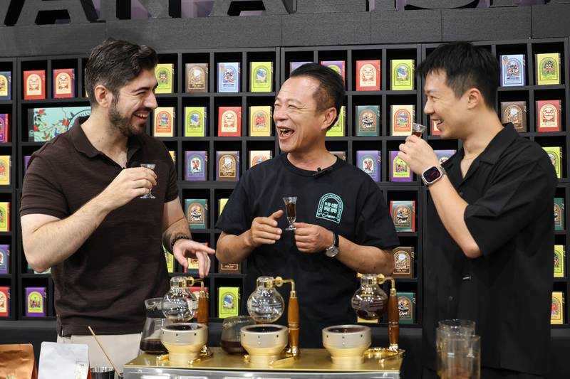 翁章梁縣長攜手網紅圖佳開箱啡嚐嘉義咖啡節,邀全民24日來嘉喝咖啡
