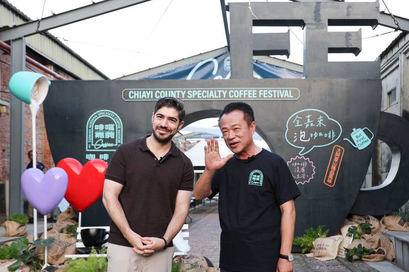 翁章梁縣長攜手網紅圖佳開箱啡嚐嘉義咖啡節,邀全民24日來嘉喝咖啡