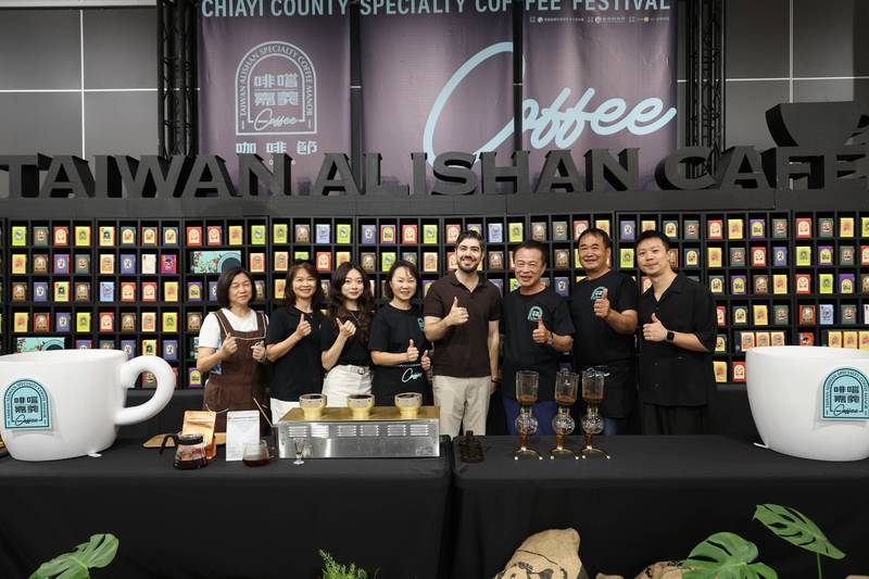 翁章梁縣長攜手網紅圖佳開箱啡嚐嘉義咖啡節,邀全民24日來嘉喝咖啡