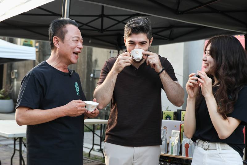 翁章梁縣長攜手網紅圖佳開箱啡嚐嘉義咖啡節,邀全民24日來嘉喝咖啡