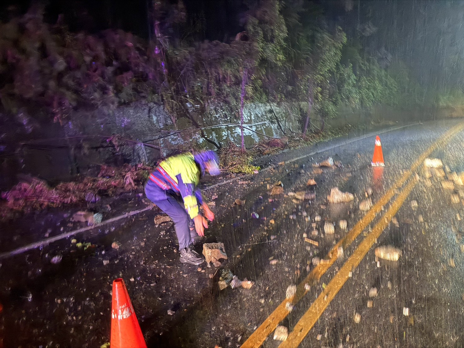 南庄分駐所員警冒雨徒手搬移落石