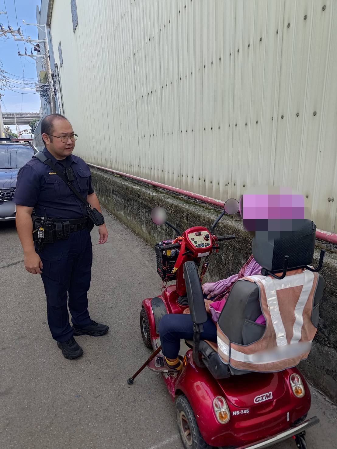 龍津派出所員警關心代步車故障的賴姓阿嬤