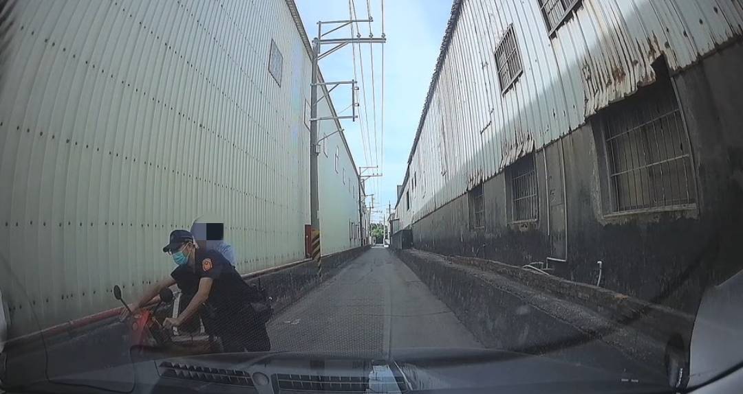 員警與熱心民眾合力推移故障代步車(行車紀錄器畫面)