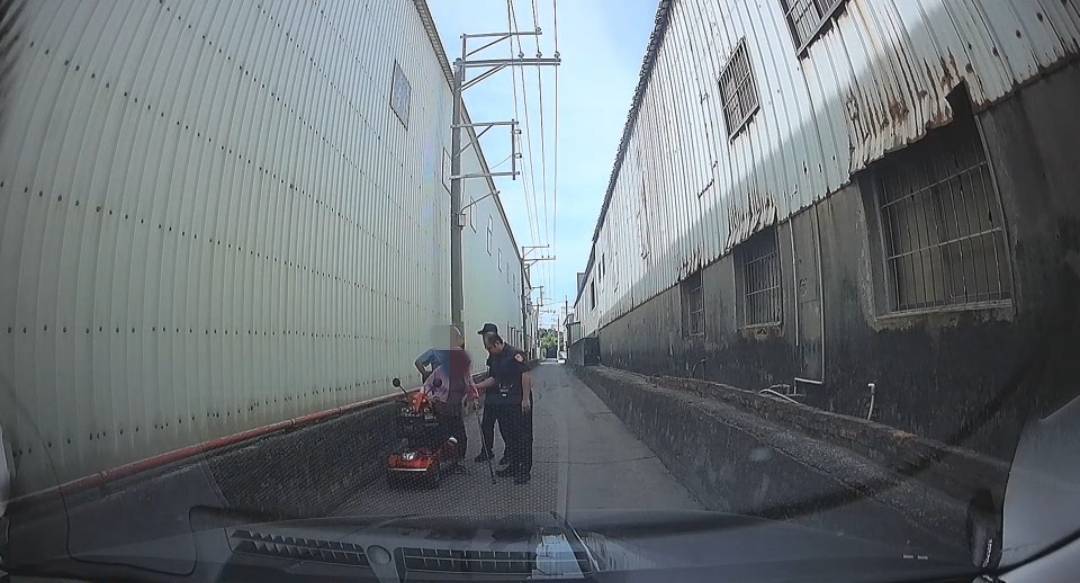員警協助阿嬤並排除巷內路障(行車紀錄器畫面)