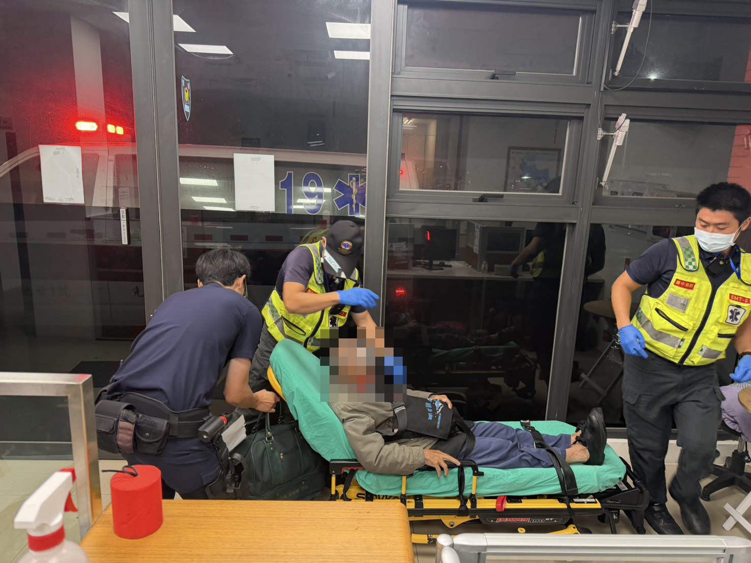 警消合力照護受傷老翁