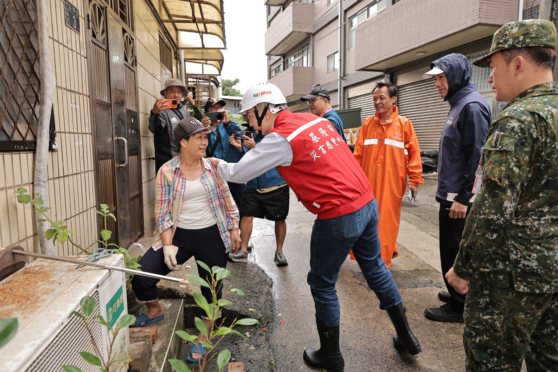 謝國樑關心協和街住戶受災情形