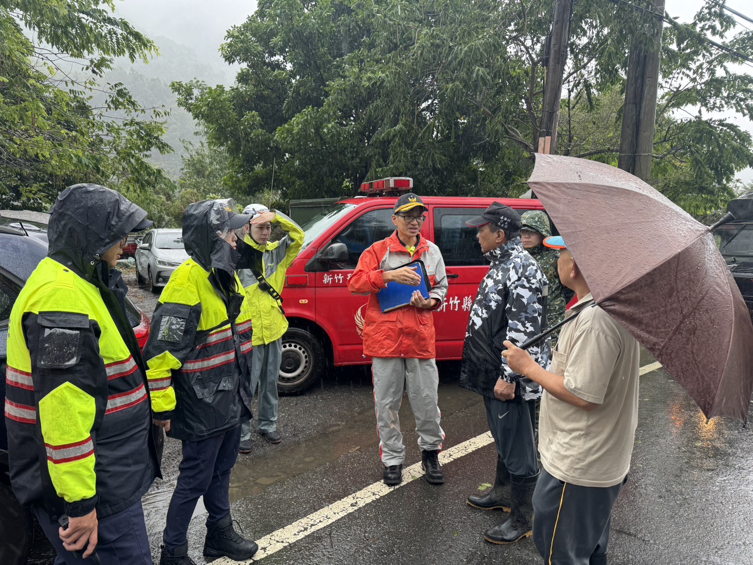 橫山分局員警與消防、村長確認預防性撤離作業