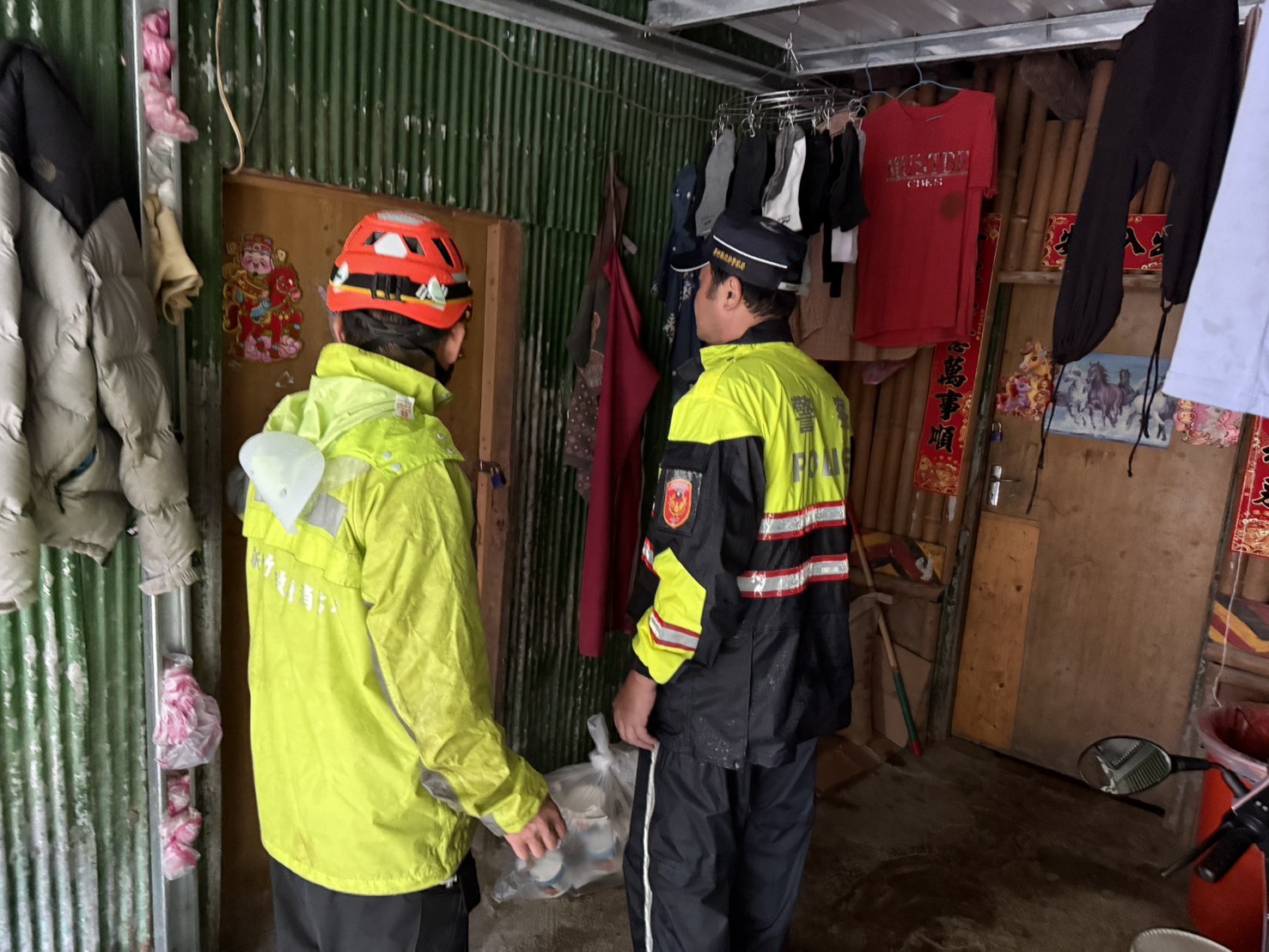 警消逐戶確認住戶撤離情形