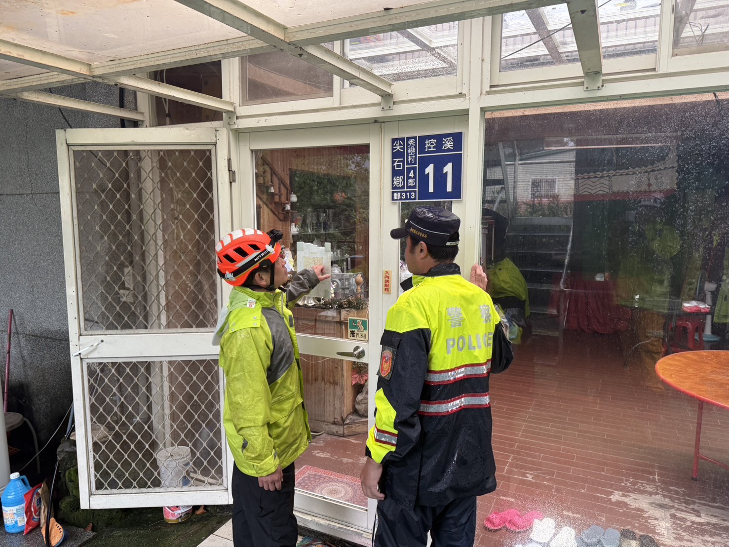 員警與消防人員前往秀巒村住戶勸導撤離