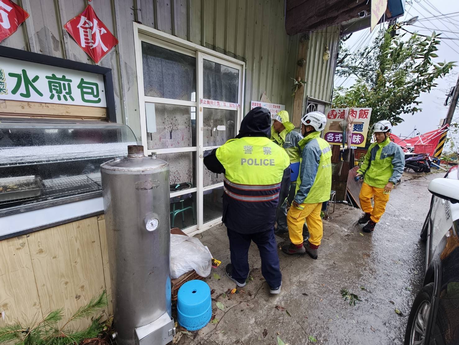 警消人員逐戶進行柔性勸導