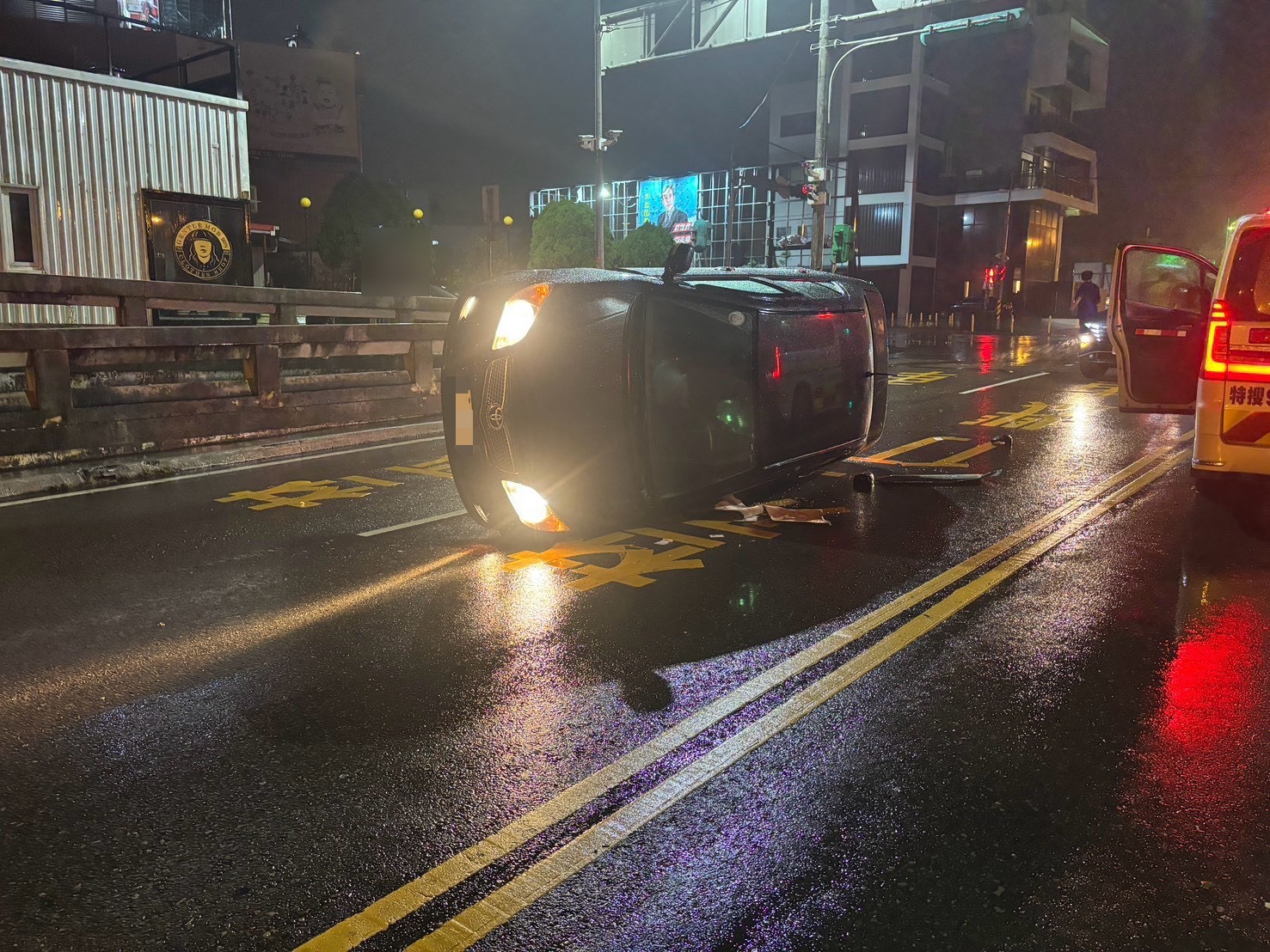 翻覆車輛橫躺路中