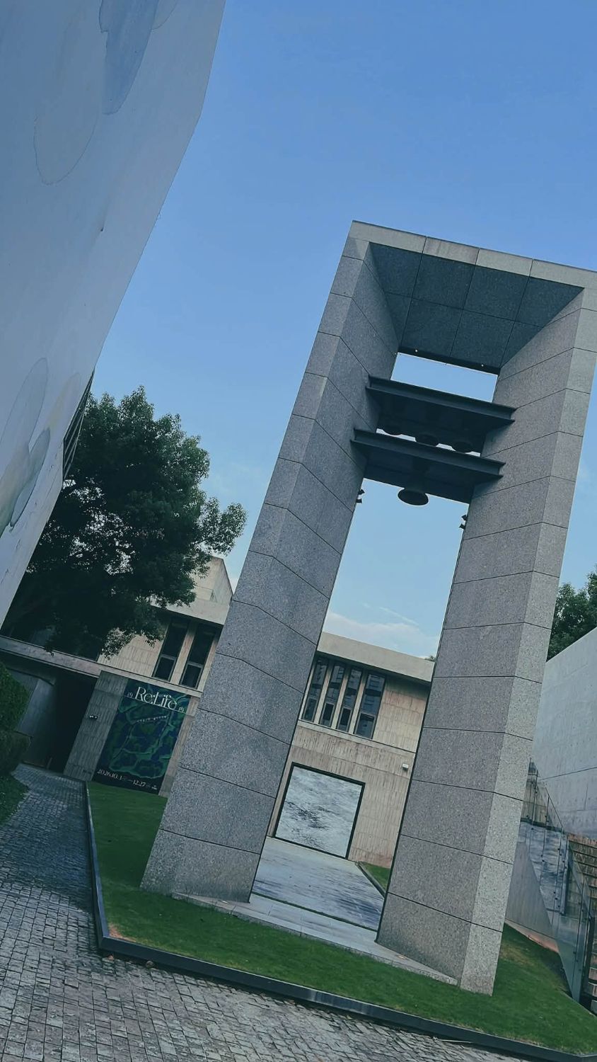 理和 Zero Space 孵空間外的鐘塔與《Re:Life 冉》展覽布條