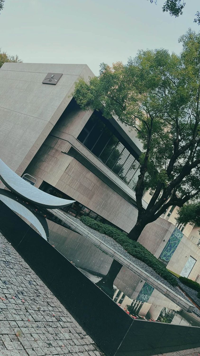 清水模建築與水池倒影